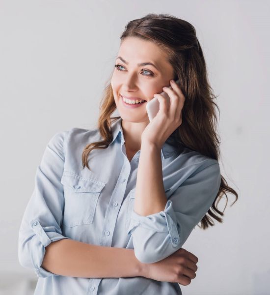 Cloud Telefonie Frau telefoniert Bluse lächeln 