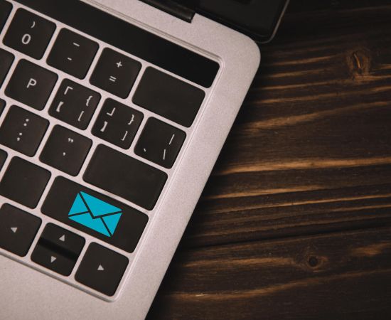Newsletter Briefumschlag Tastatur 
