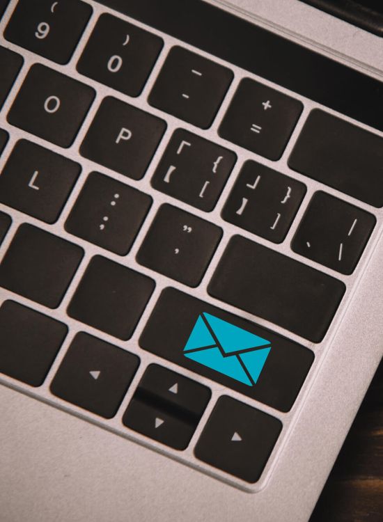 Newsletter Briefumschlag Tastatur 