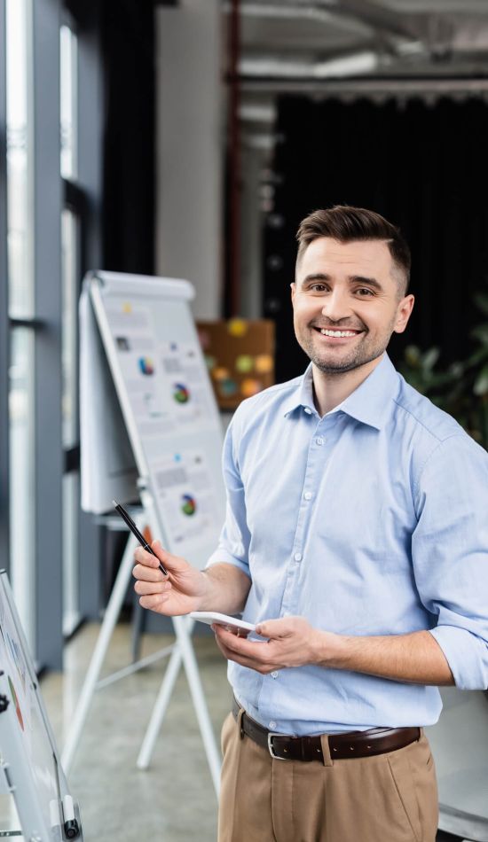 Mann lächelt Präsentation Mobile Device Management