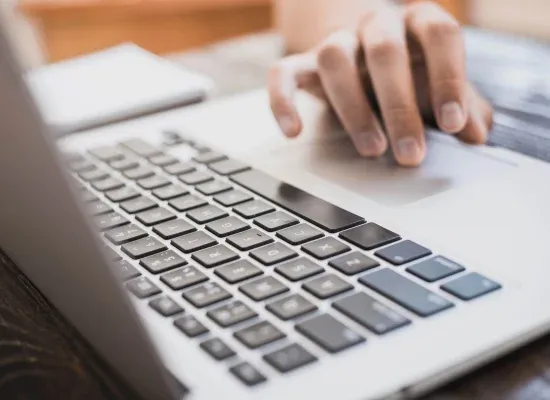 Managed IT-Flat IT-Schutzpaket IT-Basisschutz Tastatur Laptop Hand 