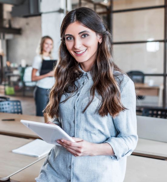 Frau lächelt Tablet Bluse E-Mail Managed Workplace