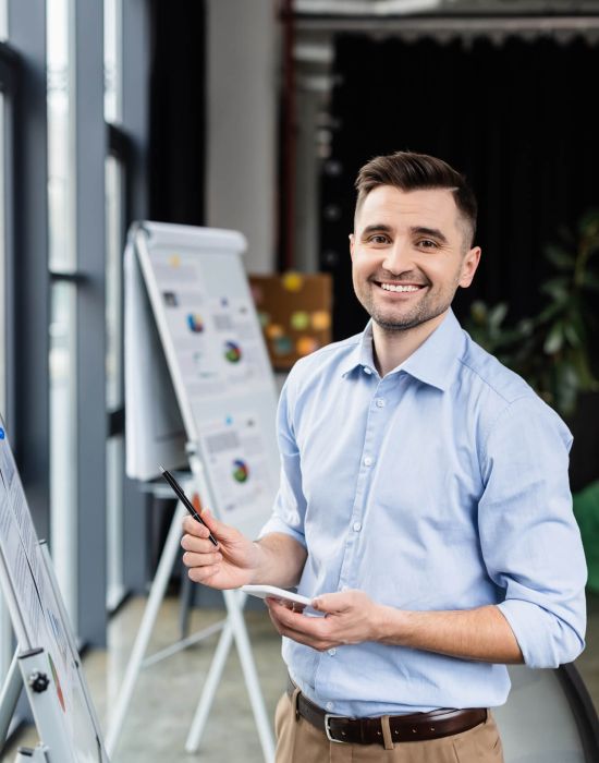 Mann lächelt Präsentation Mobile Device Management