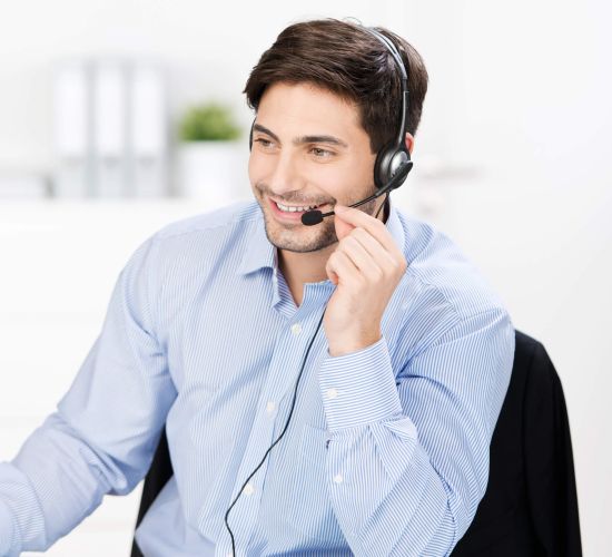 Remote Monitoring & Management Telefonieren Headset Mann Hemd lächeln 