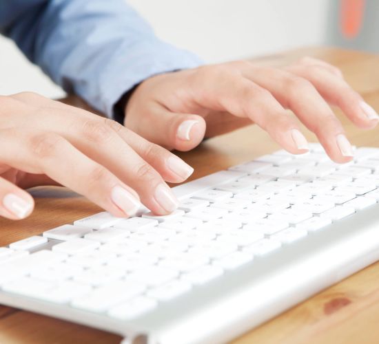 Managed Microsoft 365 Hand Tastatur tippen Frauenhände