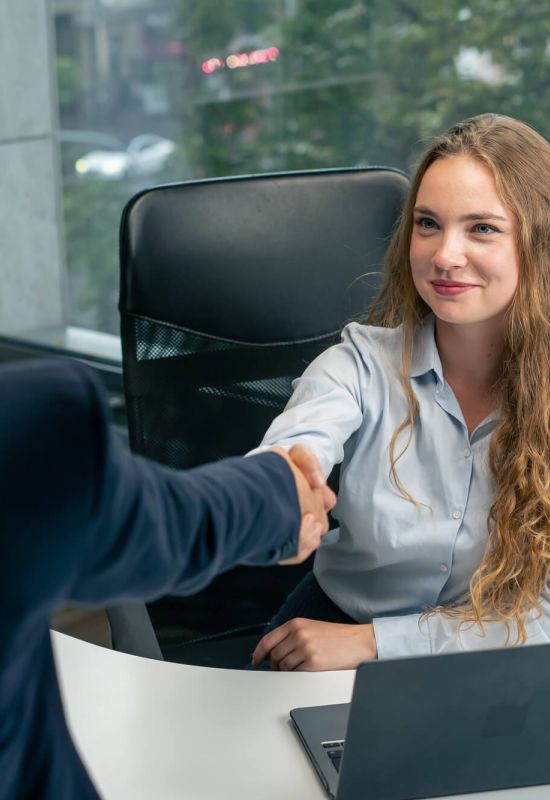 Stellenangebote Bewerbung Frau Hand schütteln 
