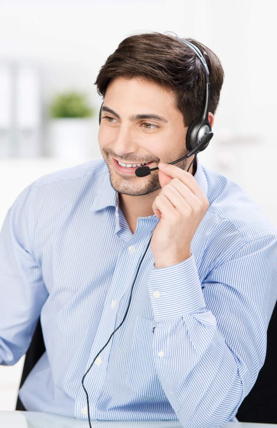 Remote Monitoring & Management Telefonieren Headset Mann Hemd lächeln 