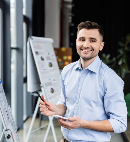 Mann lächelt Präsentation Mobile Device Management