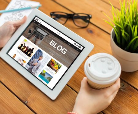 Blog Tablet Brille Tisch Pflanze Blogbeiträge Managed Blog