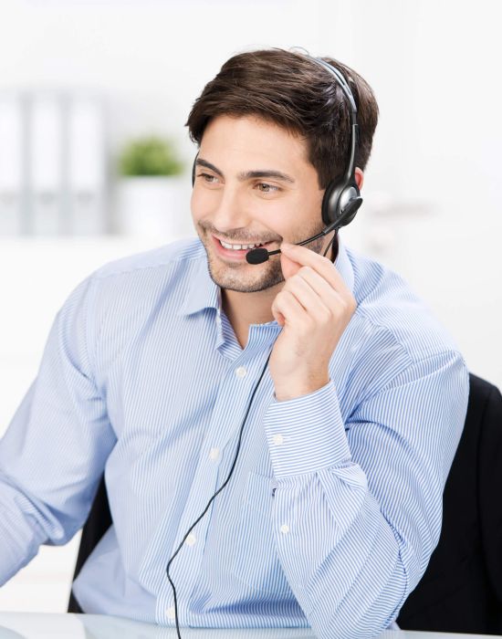 Remote Monitoring & Management Telefonieren Headset Mann Hemd lächeln 