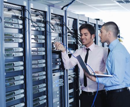 Server Kabel Männer Laptop IT-Struktur