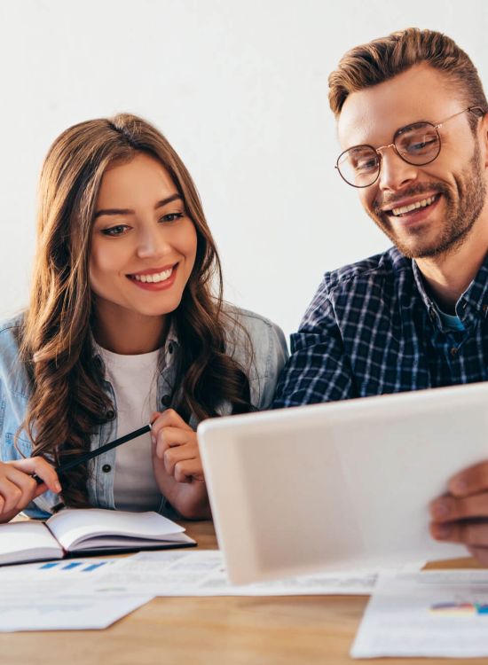 Website Webdesign Onlinepräsenz Frau Mann Tablet