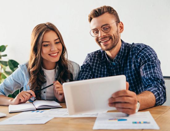 tablet frau mann managed website