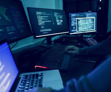Cyberkriminalität Bildschirme Männer dunkel