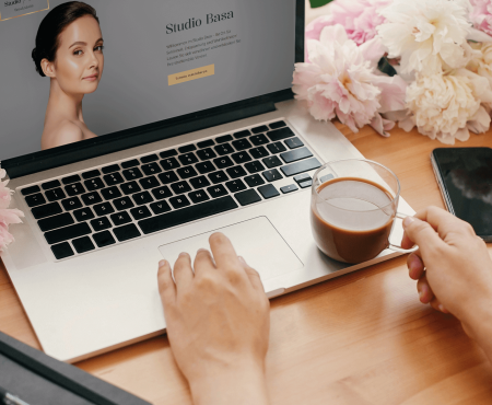 Studio Basa Webseite Webdesign Blumen Laptop