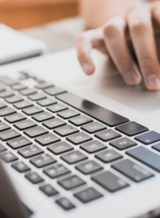 Managed IT-Flat IT-Schutzpaket IT-Basisschutz Tastatur Laptop Hand 