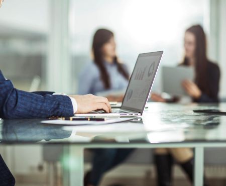 Managed IT-FLat Mann Laptop Büro Anzug Diagramm