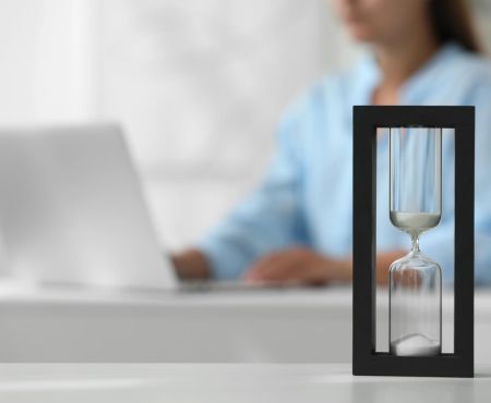 Zeiterfassung Arbeit Sanduhr Frau Büro