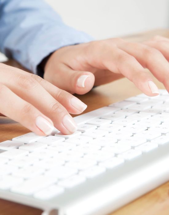 Managed Microsoft 365 Hand Tastatur tippen Frauenhände