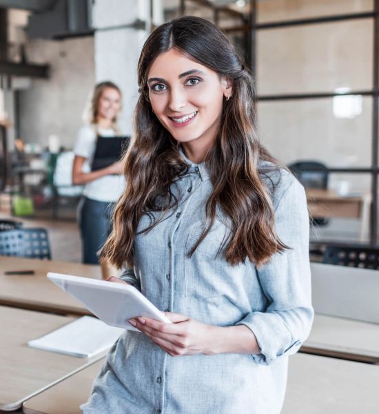 Frau lächelt Tablet Bluse E-Mail Managed Workplace