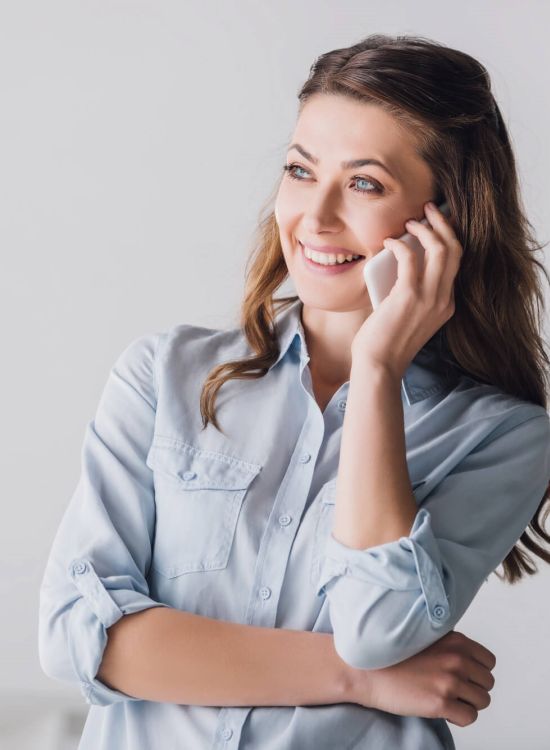 Cloud Telefonie Frau telefoniert Bluse lächeln 