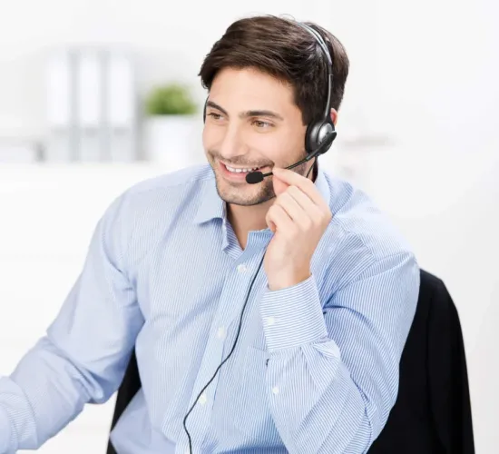 IT Dienstleister Mainz PC hilfe mainz Telefonieren Headset Mann Hemd l&auml;cheln 