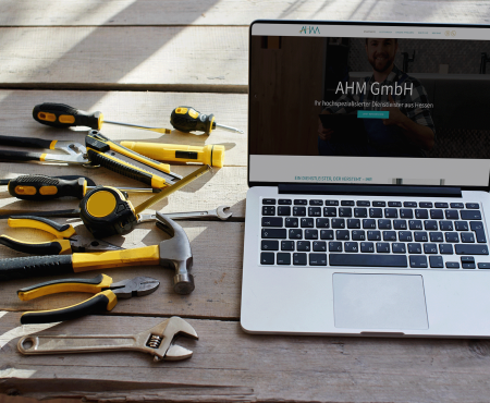 AHM GmbH Website Design Werkzeuge Laptop Tisch