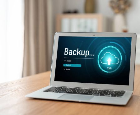 Backup Laptop auf Tisch Iwanow-IT