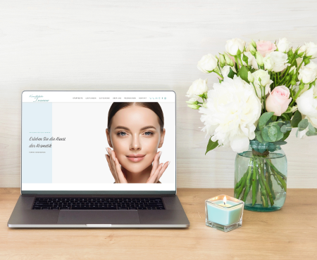 Kosmetikstudio Iwanow Webseite Design Laptop Blumenstrau&szlig; Tisch Kerze