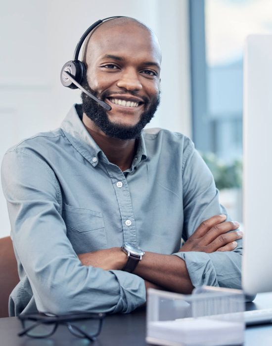 Cloud Telefonie Mann telefoniert Headset lächeln 