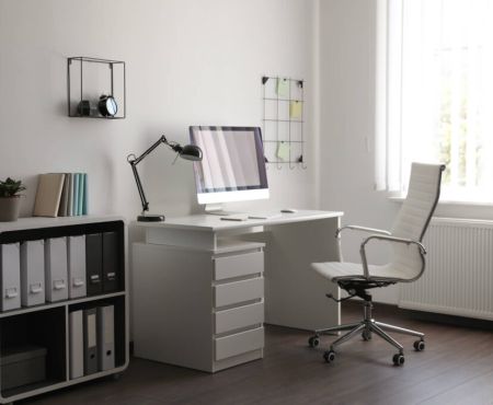 Homeoffice Büro modern hell Fenster Schreibtisch Stuhl